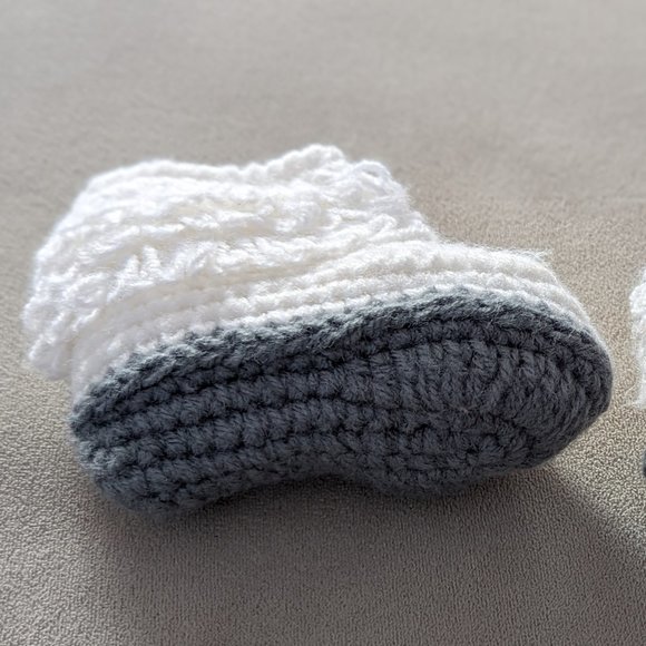Newborn Handmade Knitted Baby Booties - Picture 5 of 6
